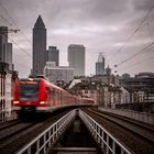 In Bewegung (S-Bahn und Skyline)