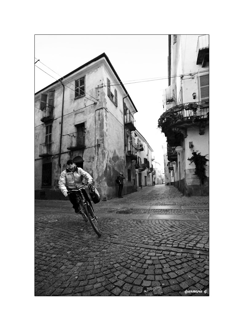 ....in bici nel centro storico di Cuneo.