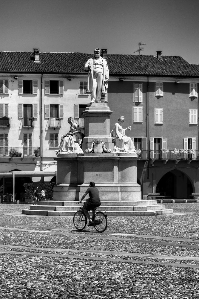 In bici, piazza Cavour