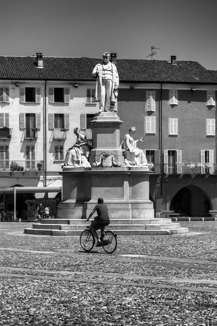 In bici, piazza Cavour