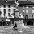 In bici, piazza Cavour