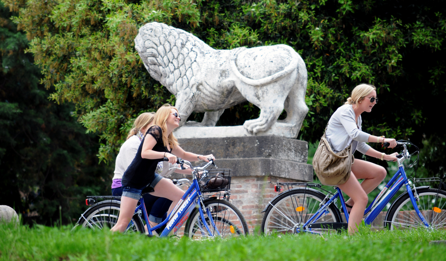 In bici tra i leoni