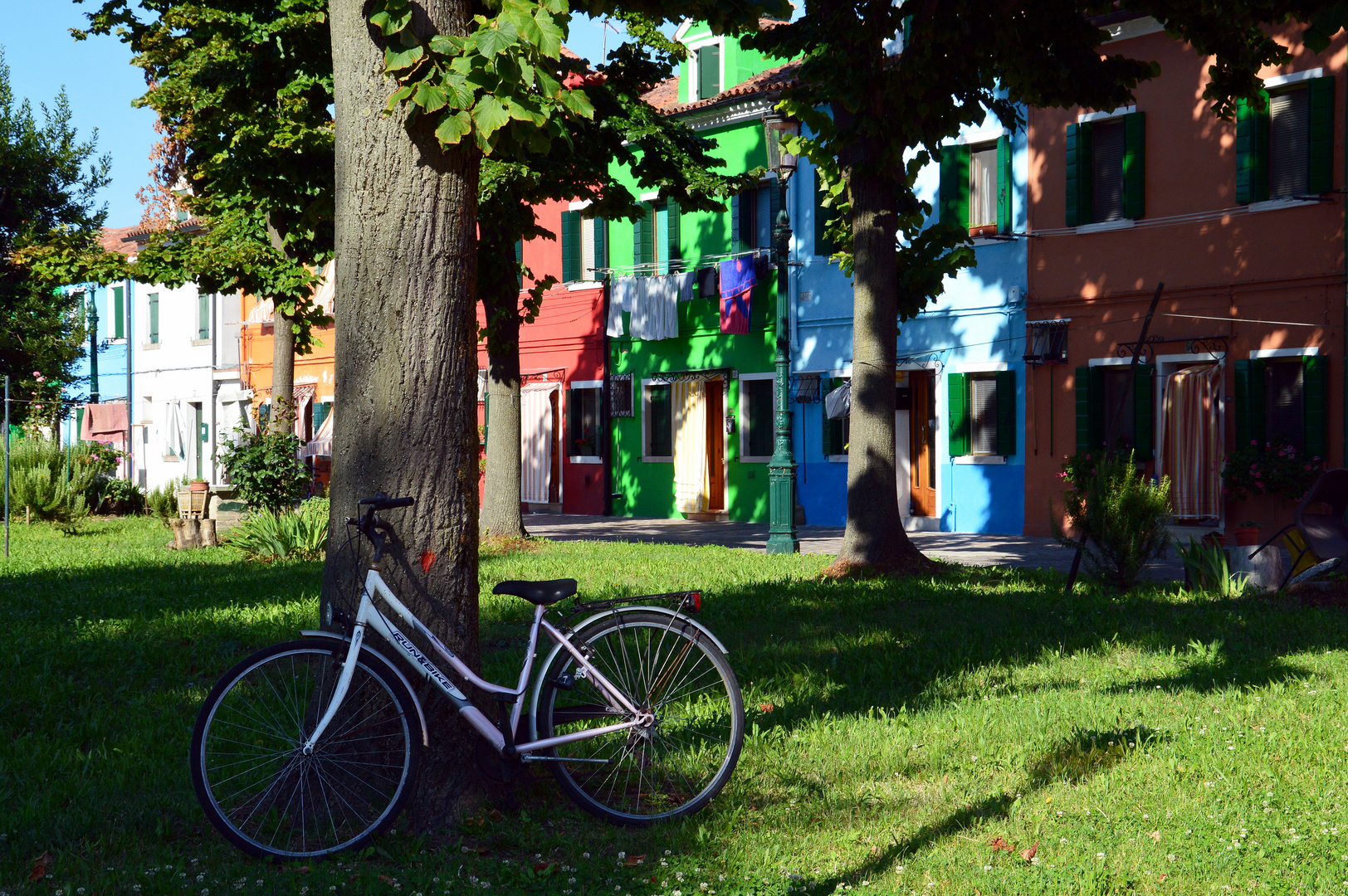 ... in bicicletta a Burano