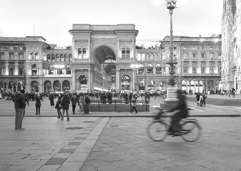 In bicicletta in Piazza Duomo.