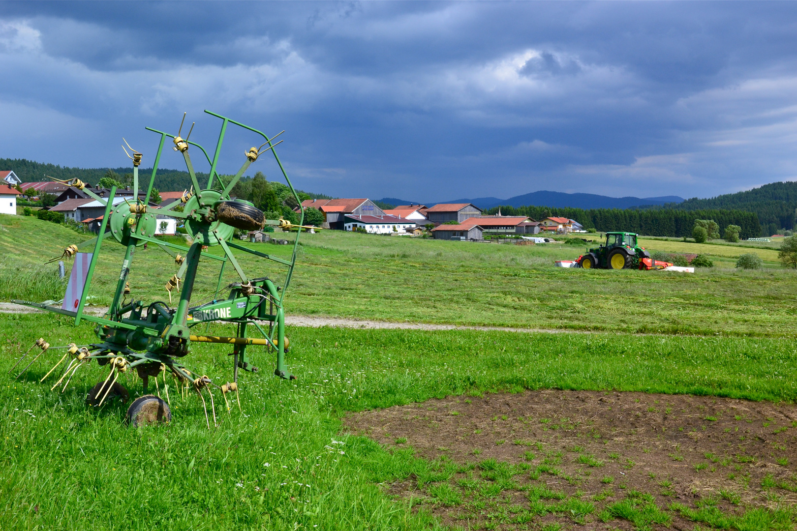 In Brandten sind die Bauern bei der Heuernte