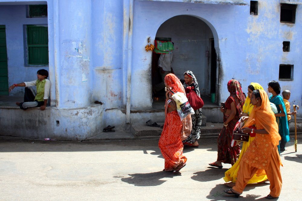 In bunten Saris auf dem Weg zum Tempel der Hindus
