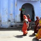 In bunten Saris auf dem Weg zum Tempel der Hindus