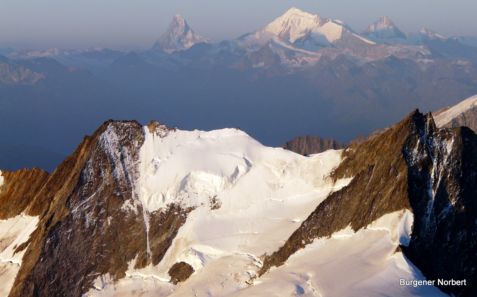 In ca 70 Km Entfernung die Gipfel der Waliser Alpen. Matterhorn - Weisshorn.