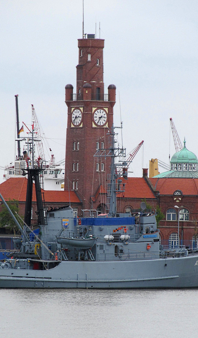 in Cuxhafen im Hafen ...