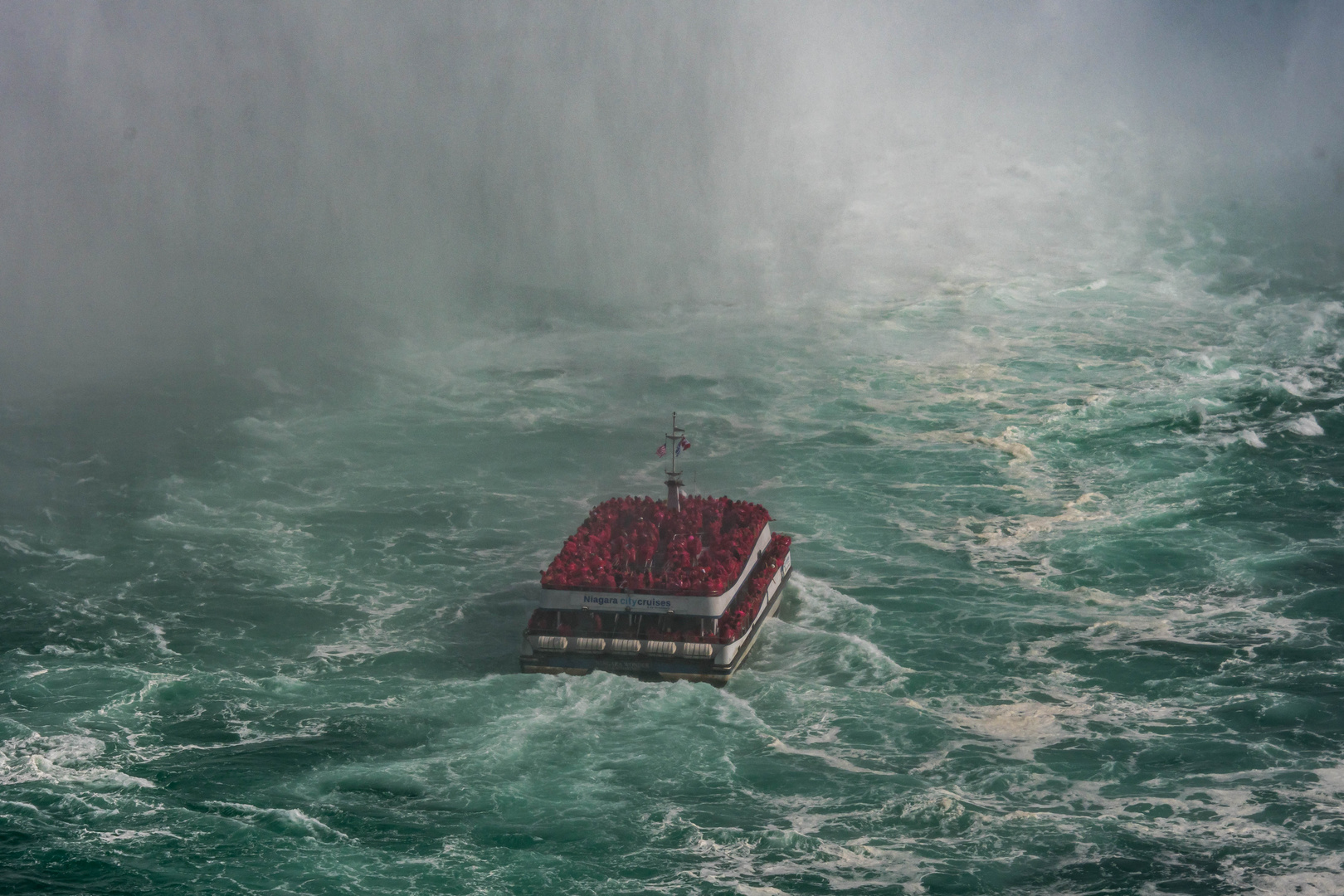 In das tobende Wildwasser am Niagara Fall