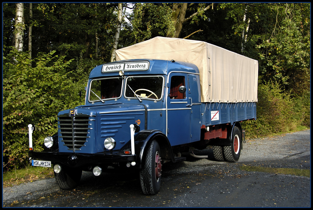 In das Torhaus zum Kaffetrinken mit einem Oldtimer LKW.