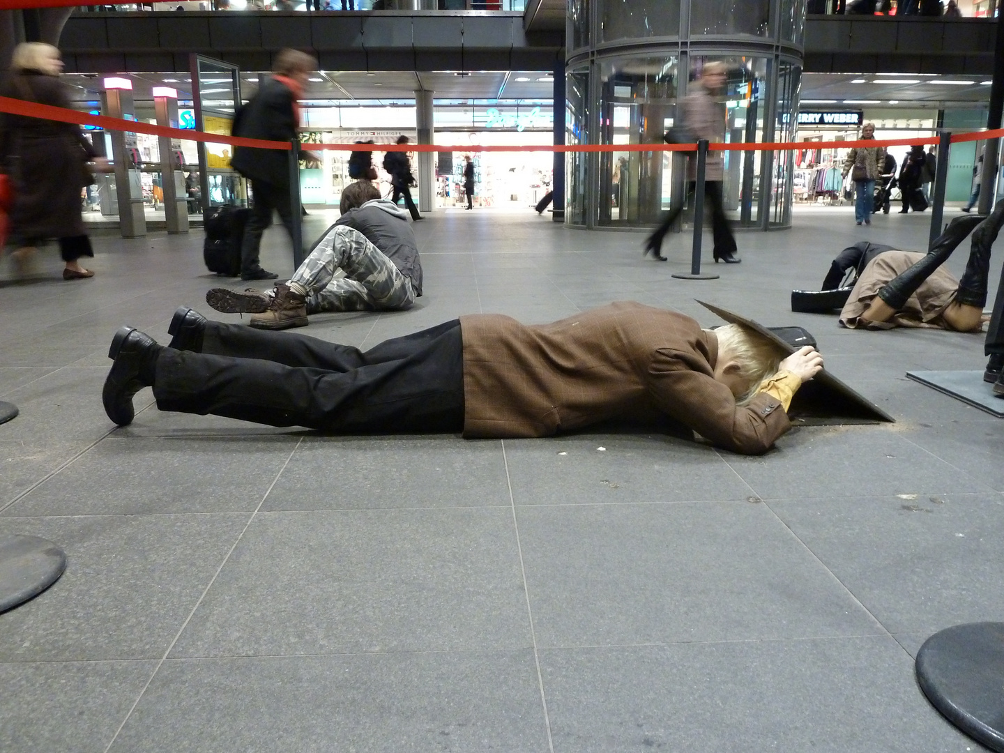 In Deckung - neulich auf dem Berliner Hauptbahnhof