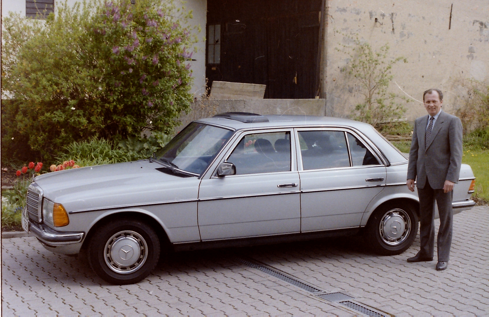 in den 80er Jahren eine repräsentative Limousine, die W 123 Reihe von Mercedes