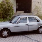 in den 80er Jahren eine repräsentative Limousine, die W 123 Reihe von Mercedes