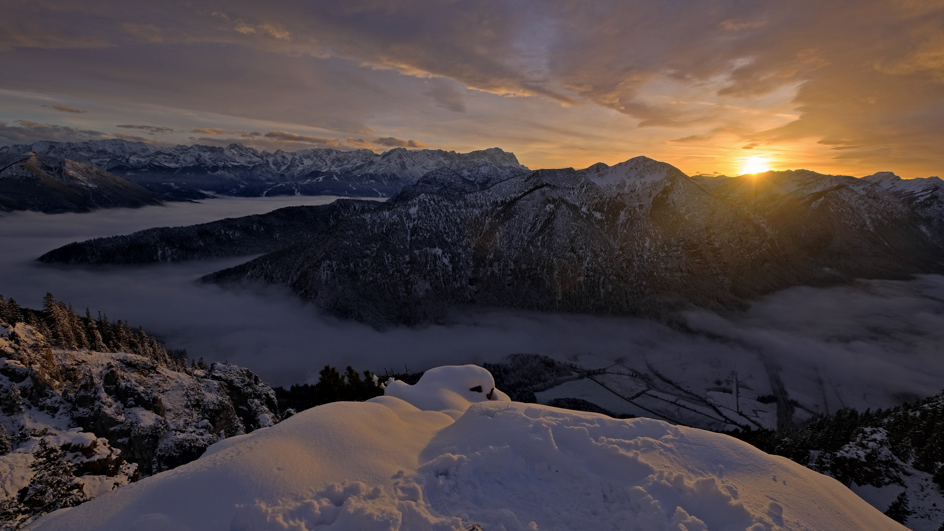 In den   Ammergauer Alpen Blick zur Zugspitze 