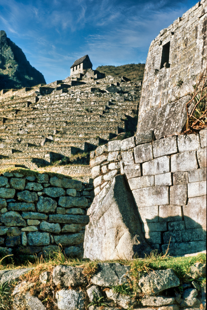 in den Berg gebaut