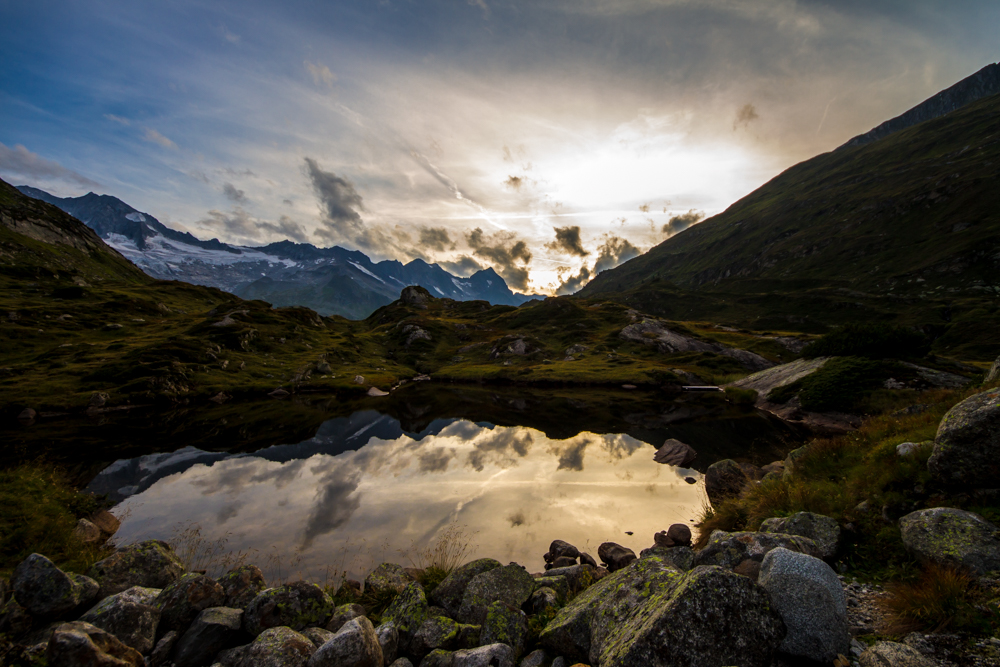 In den Bergen gegen das Licht