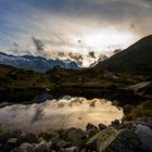 In den Bergen gegen das Licht