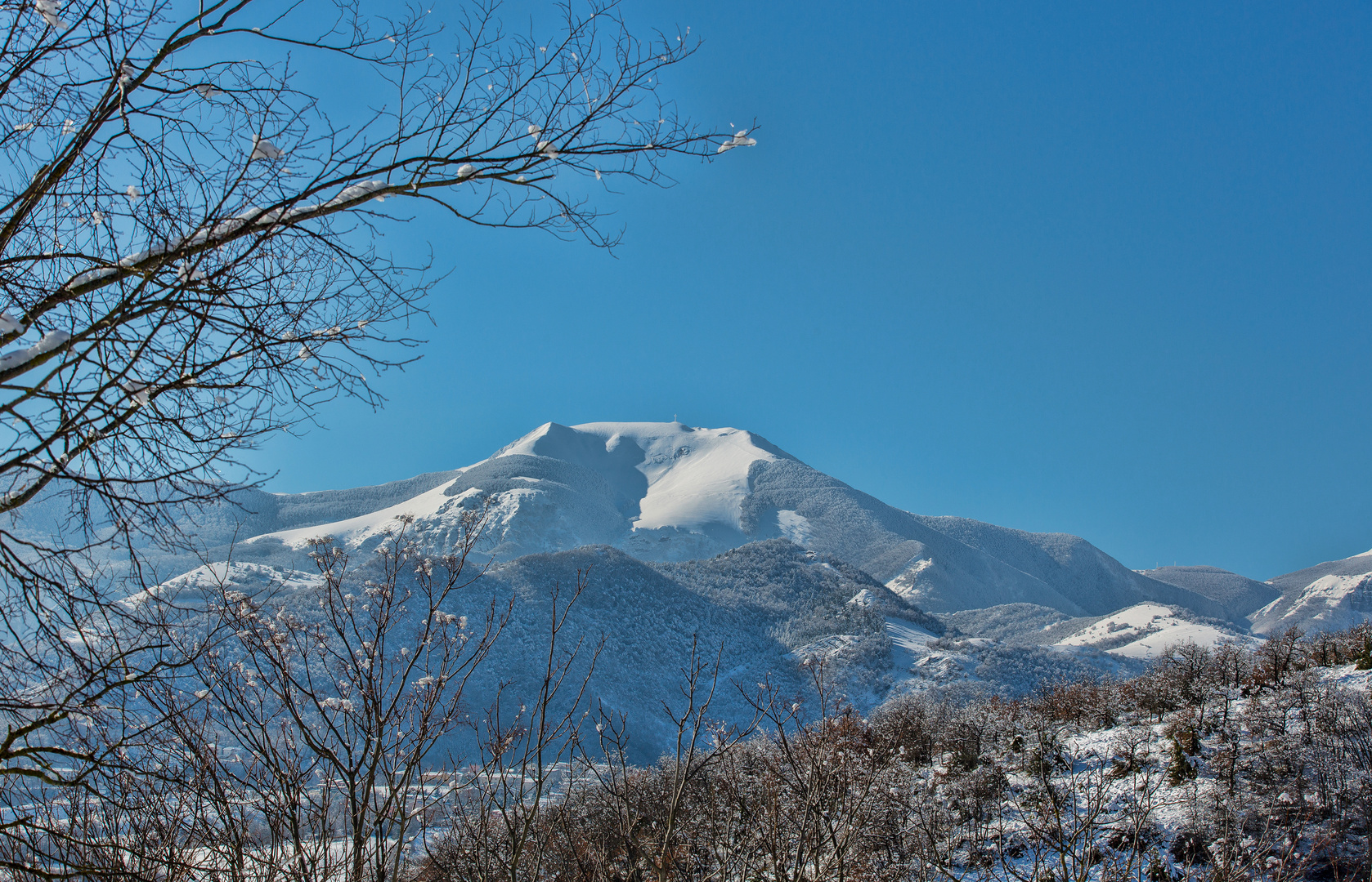 in den Bergen hat es geschneit...Blick auf den Monte Catria