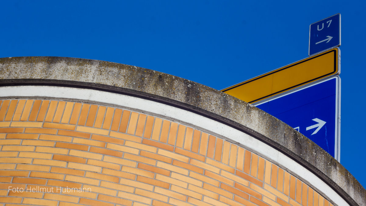 IN DEN BLAUEN HIMMEL NUR ÜBER UMLEITUNG