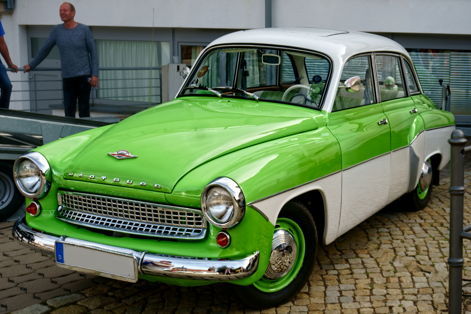 In den Chromteilen und dem hochpolierten Lack des Wartburg 311 ...