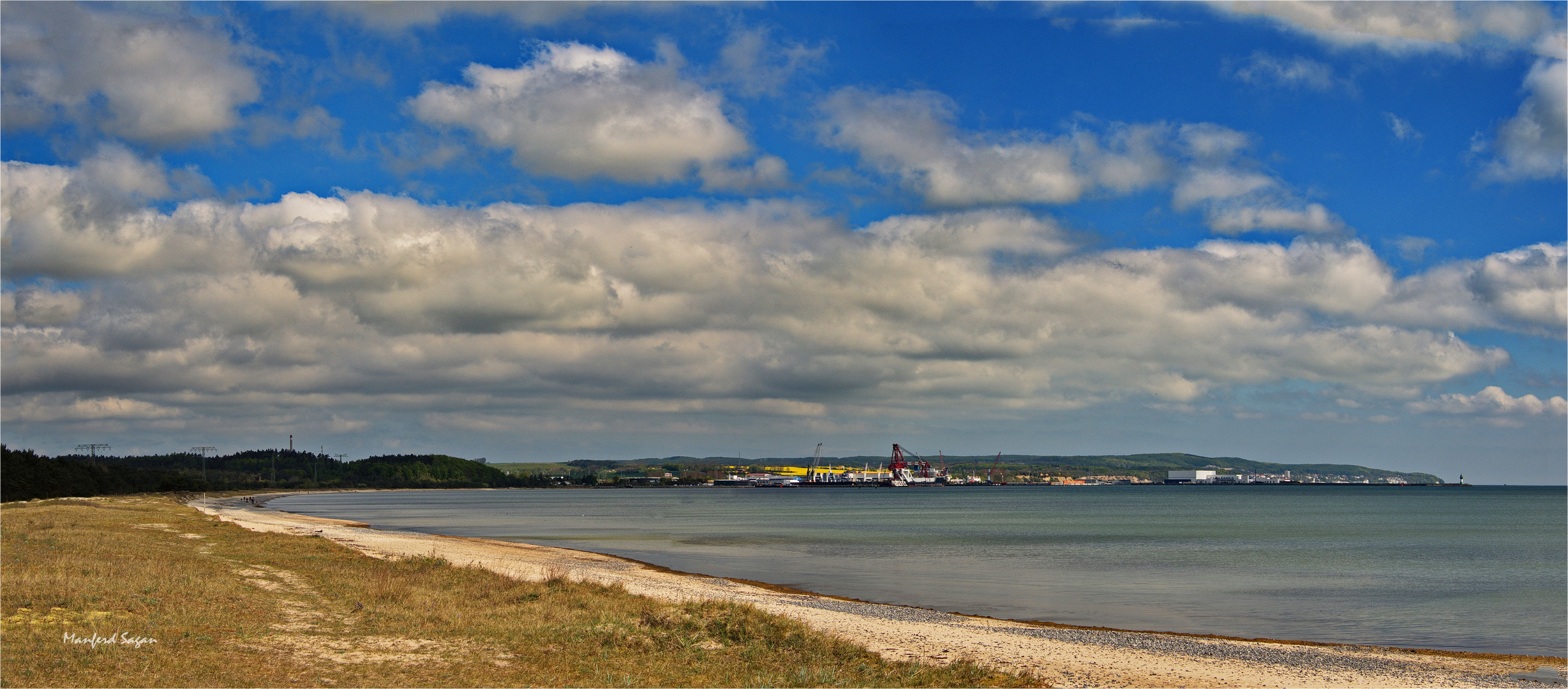 In den Dünen von Prora mit Blick auf den Fährhafen Mukran...