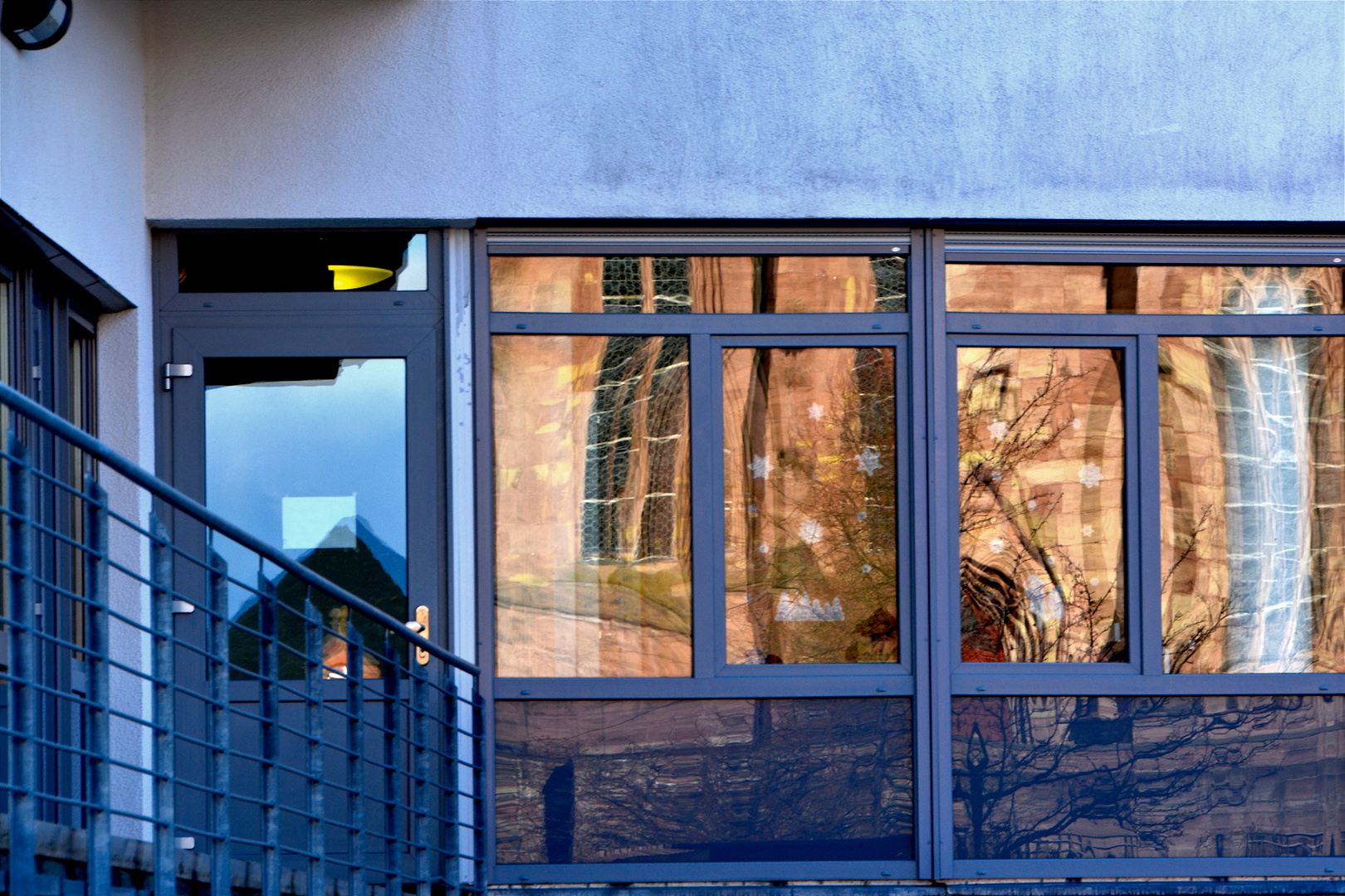 In den Fenstern vom Gerichtsgebäude in Heiligenstadt