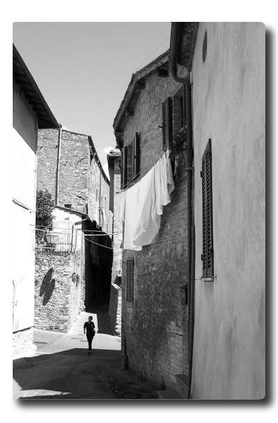 In den Gassen von San Gimignano (s/w-Version)