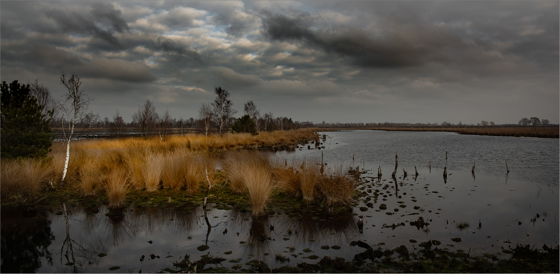 In den Mooren steht noch Wasser   . . .