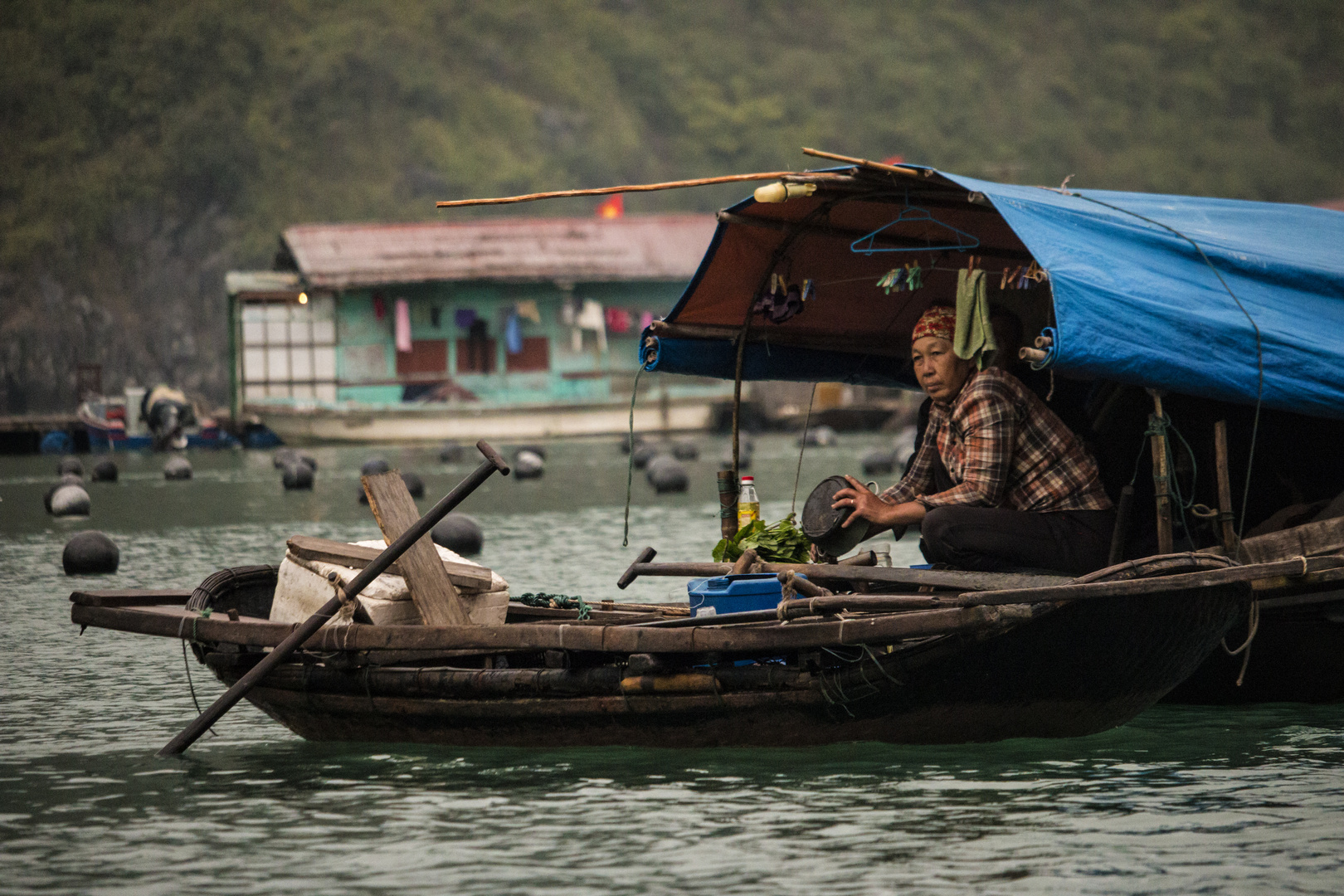 In den schwimmenden Dörfern der Halong Bucht