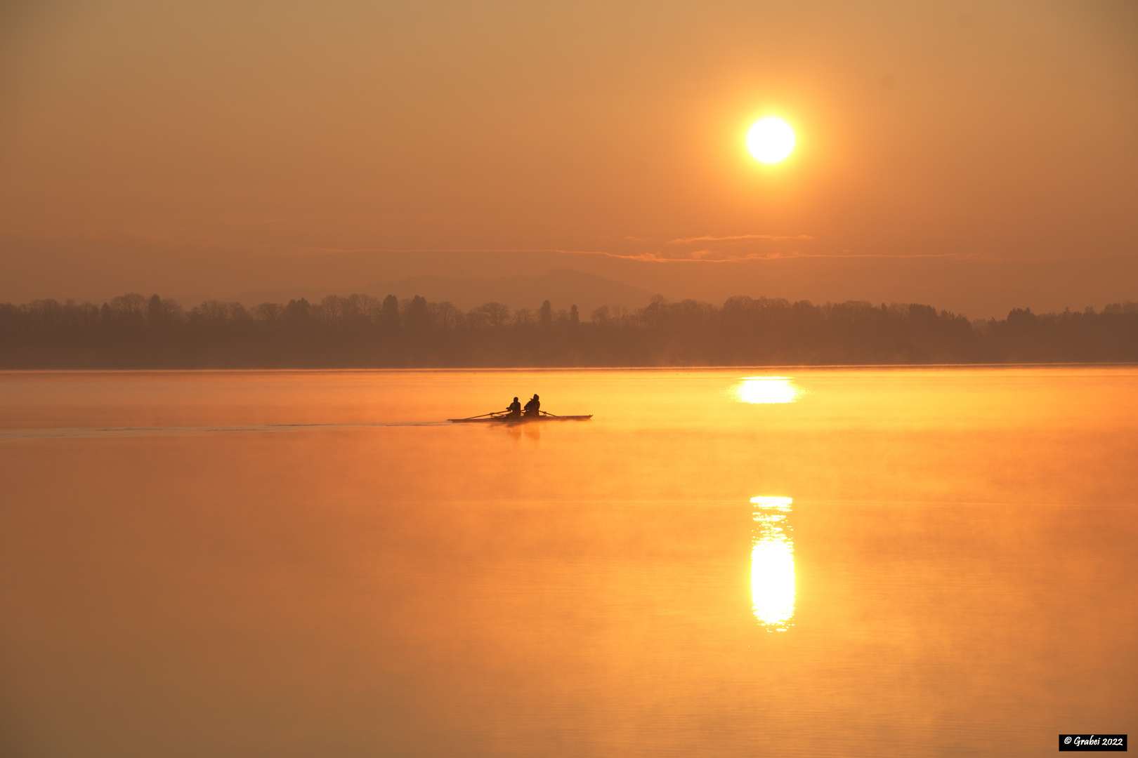 in den Sonnenaufgang rudern 