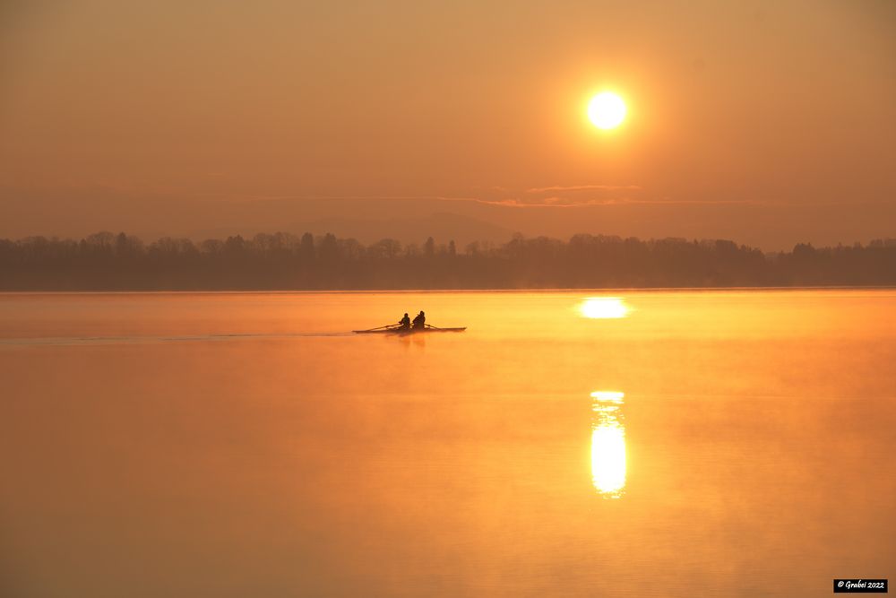 in den Sonnenaufgang rudern 