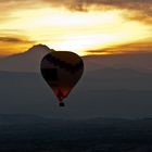 In den Sonnenaufgang vor dem Vulkan