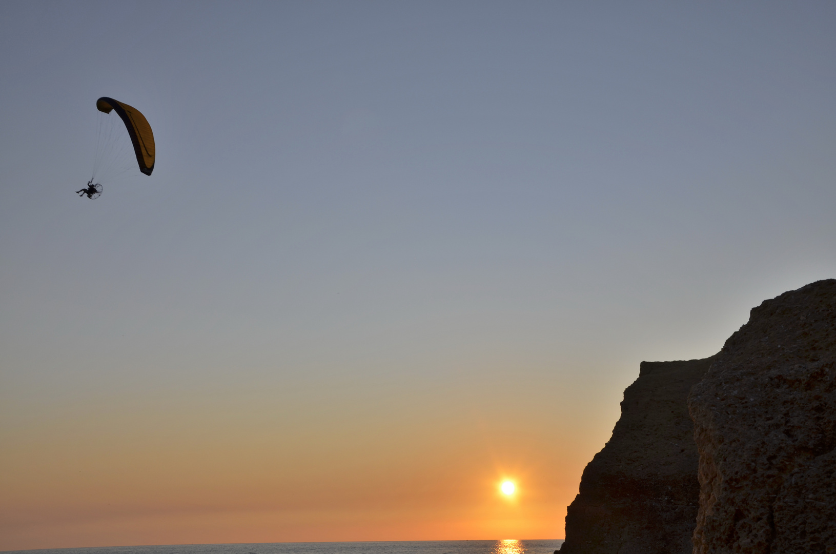 In den Sonnenuntergang fliegen