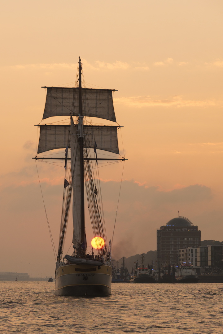 In den Sonnenuntergang segeln