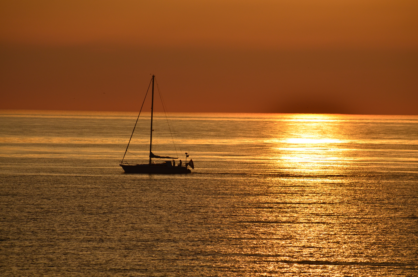 In den Sonnenuntergang segeln