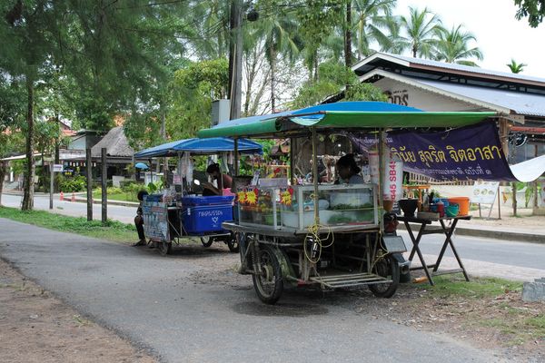...in den Straßen von Khao Lak...