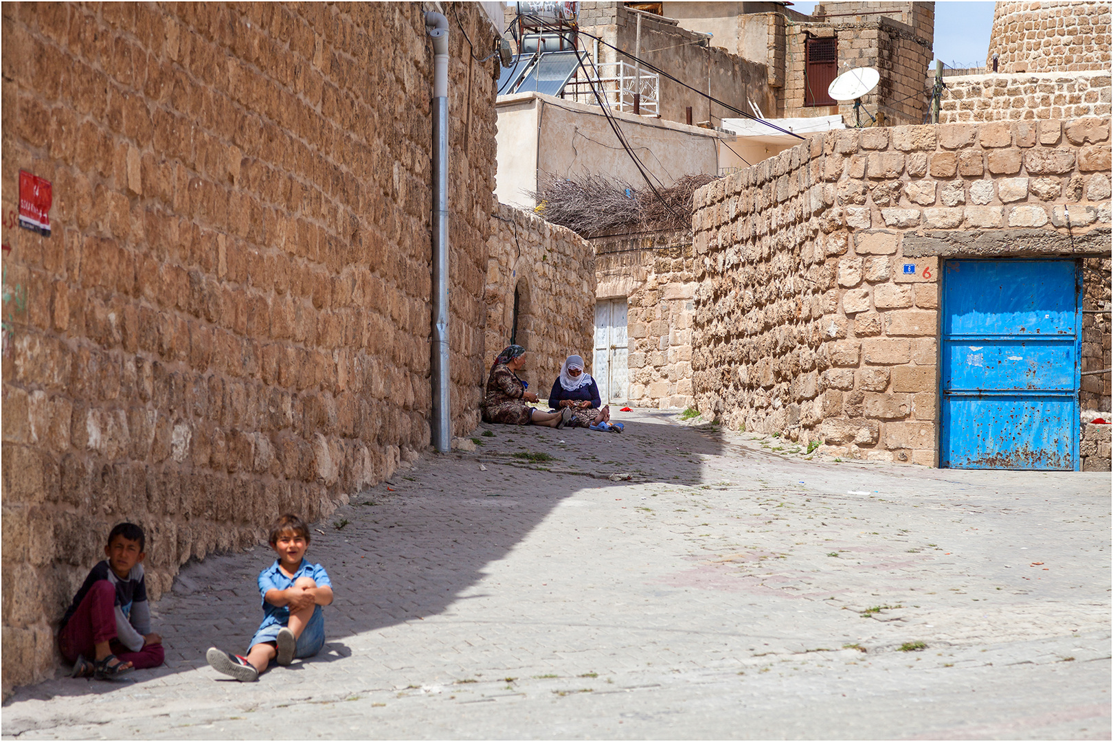 … In den Straßen von Midyat ...