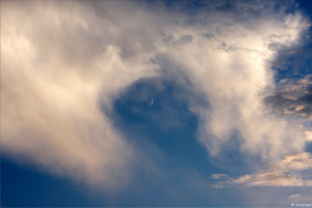 in den Wolken - der Mond