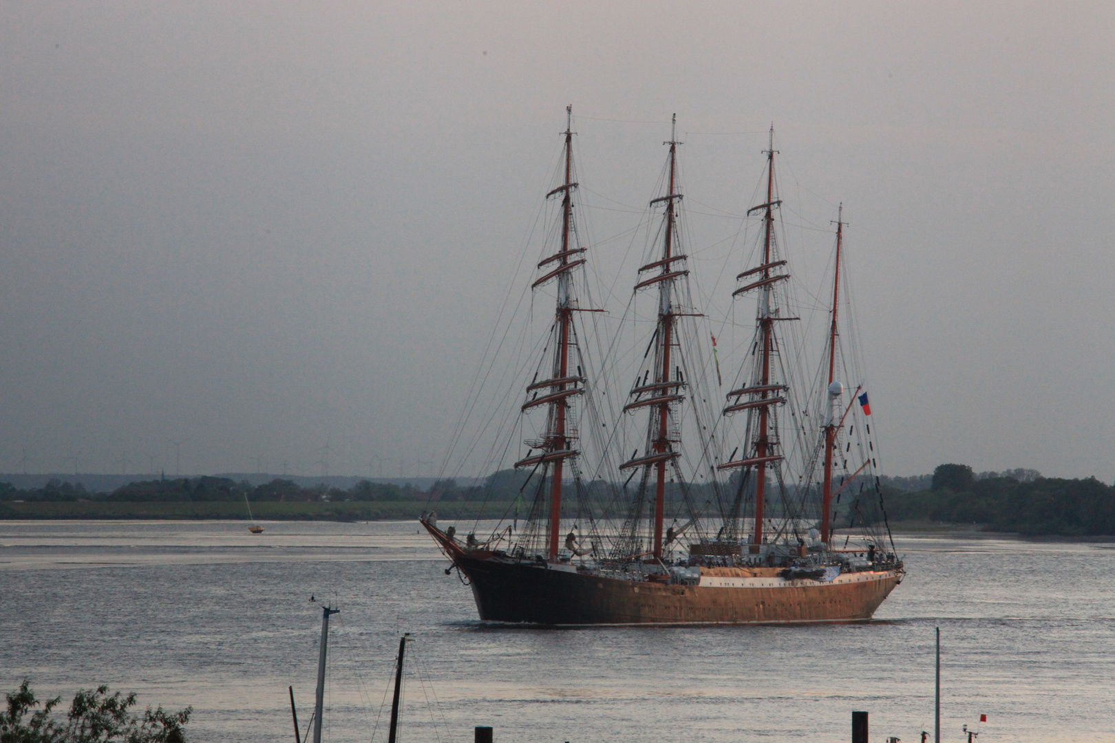 in der Abenddämmerung auf der Elbe