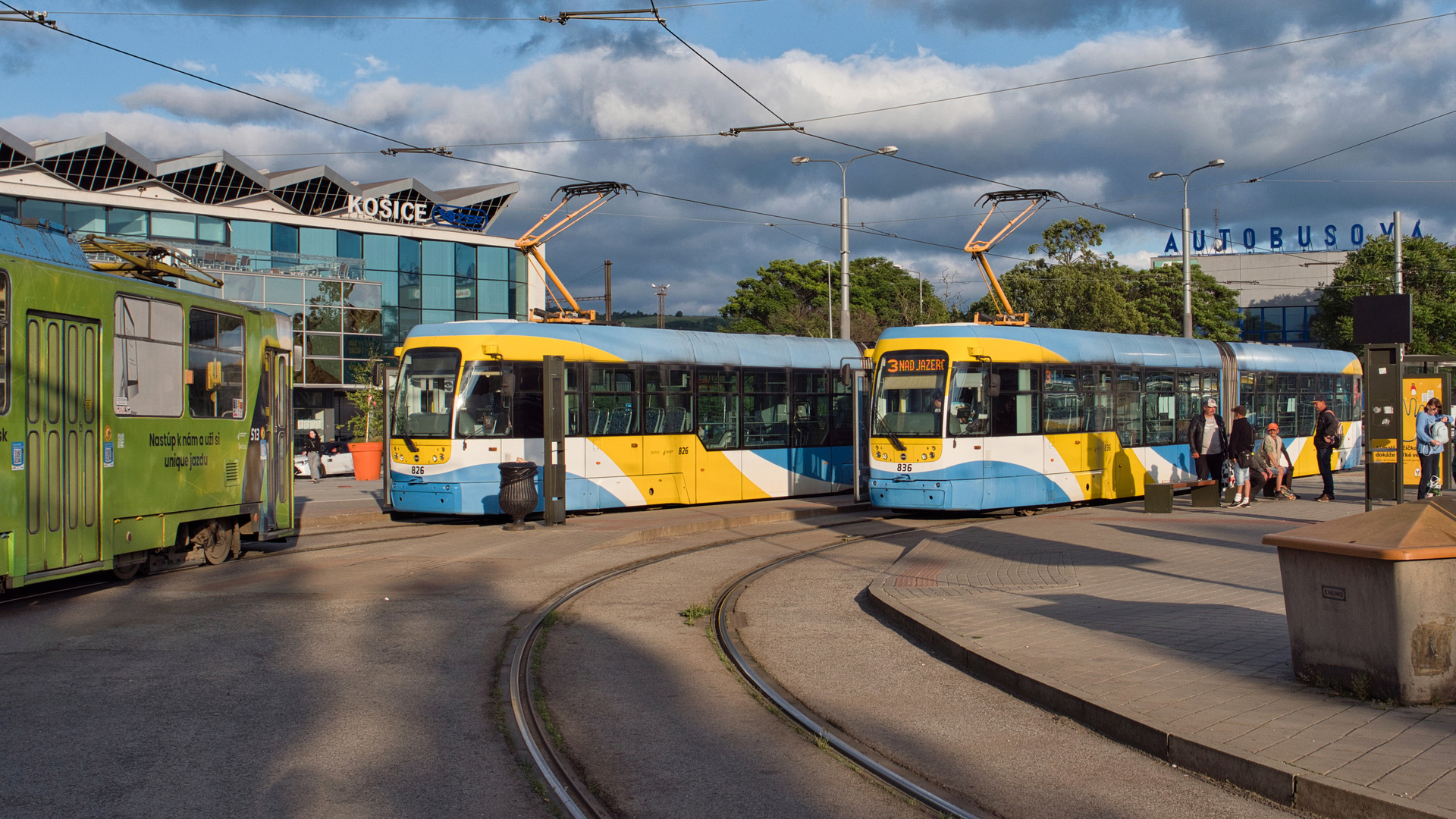 In der Abendsonne vor dem Bahnhof Košice 