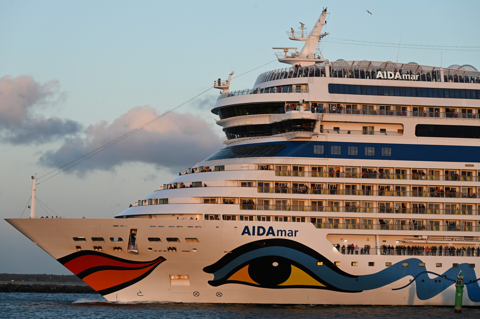 ...  in der Abendstunde ist der bekannte Kussmund der AIDA-Flotte zu sehen ......    