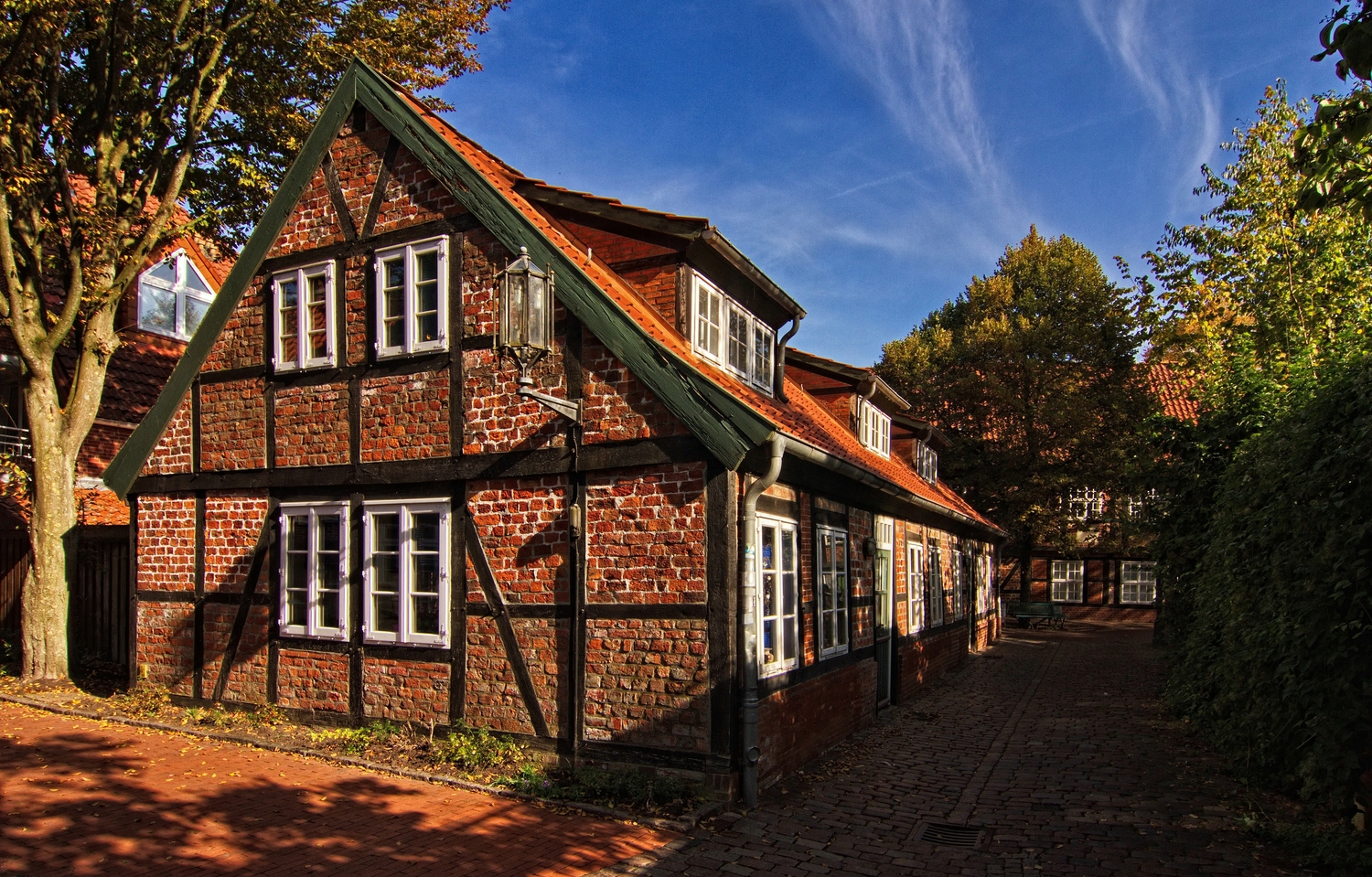 In der Altstadt Foto & Bild oktober, wolken, baum Bilder auf