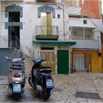 In der Altstadt von Bari, oder: was wäre Italien ohne seine Motorroller :)