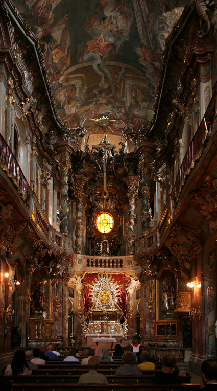 In der Asamkirche in München (2)