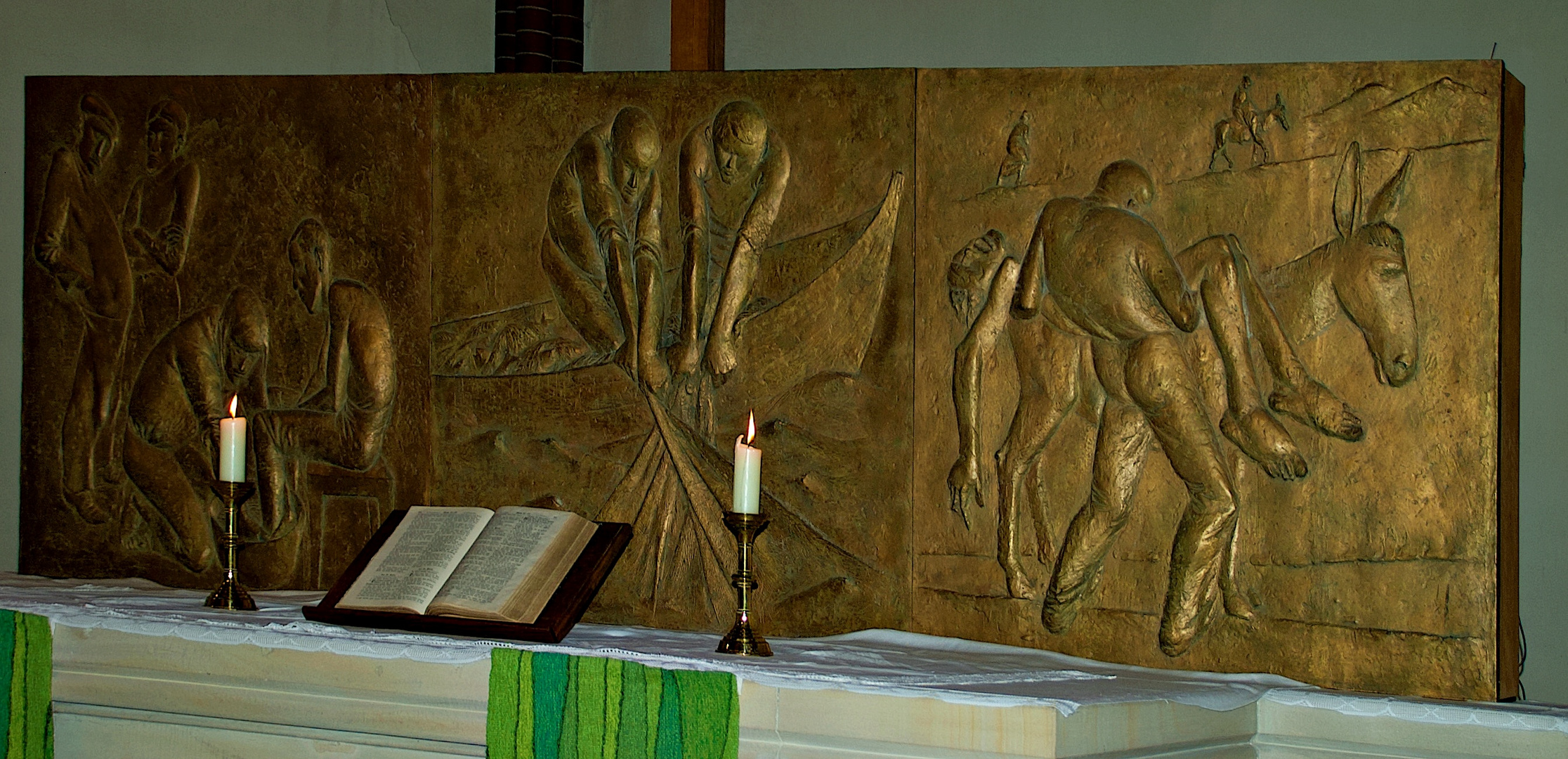 In der Auenkirche - Altarrelief von Waldemar Otto.