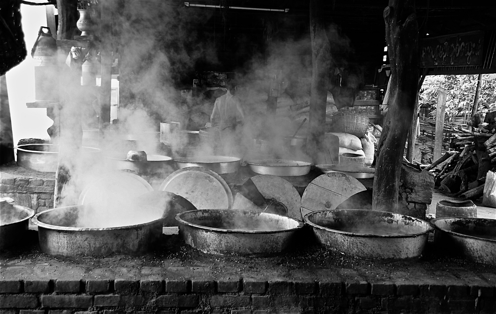 in der bohnenpastenfabrik, bagan, burma 2011