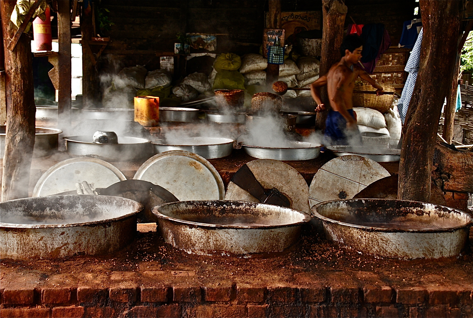 in der bohnenpastenfabrik III, bagan, burma 2011
