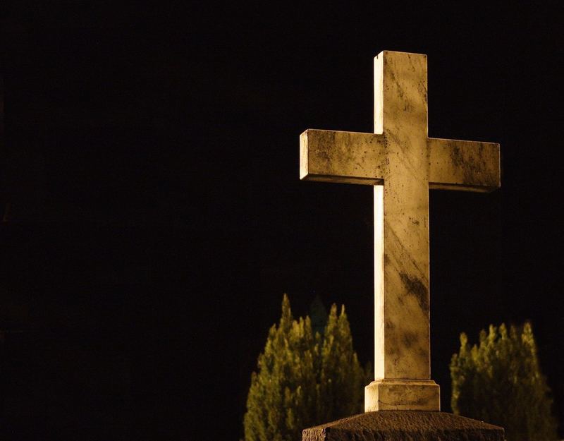 In der Dunkelheit leuchtet ein Kreuz