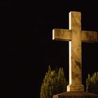 In der Dunkelheit leuchtet ein Kreuz